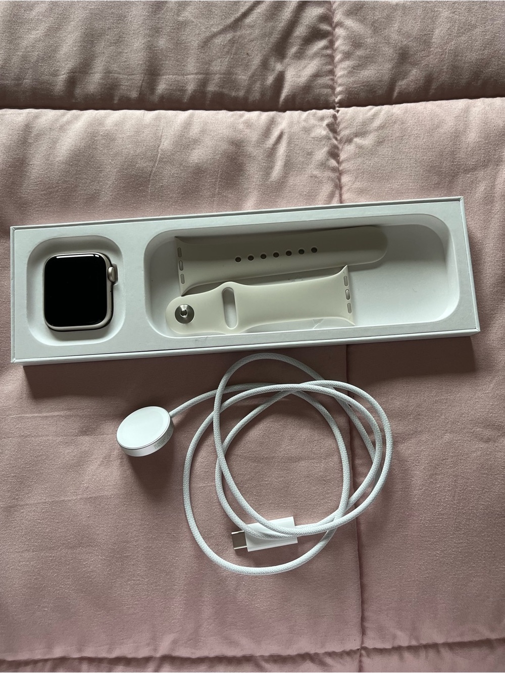 Apple Watch SE 3 in White with Magnetic Charger - Picture 3 of 6